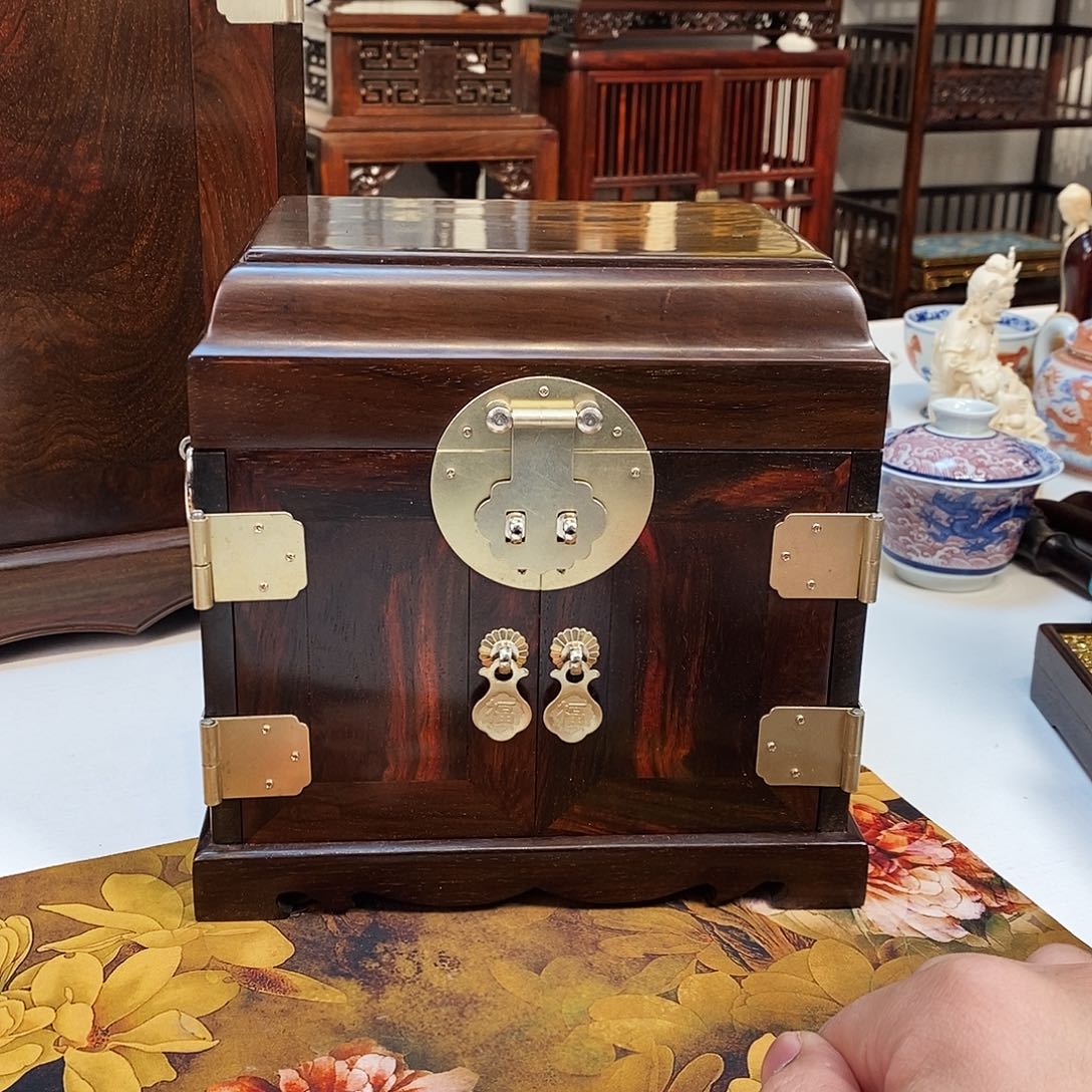 红酸枝木类成套家具大红酸枝官皮箱