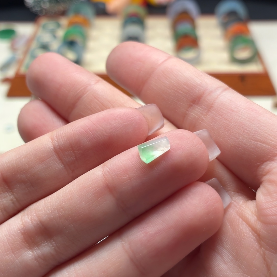 颈饰未镶嵌翡翠半山水冰绿 切割