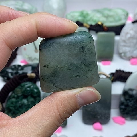 独山玉颈饰未镶嵌