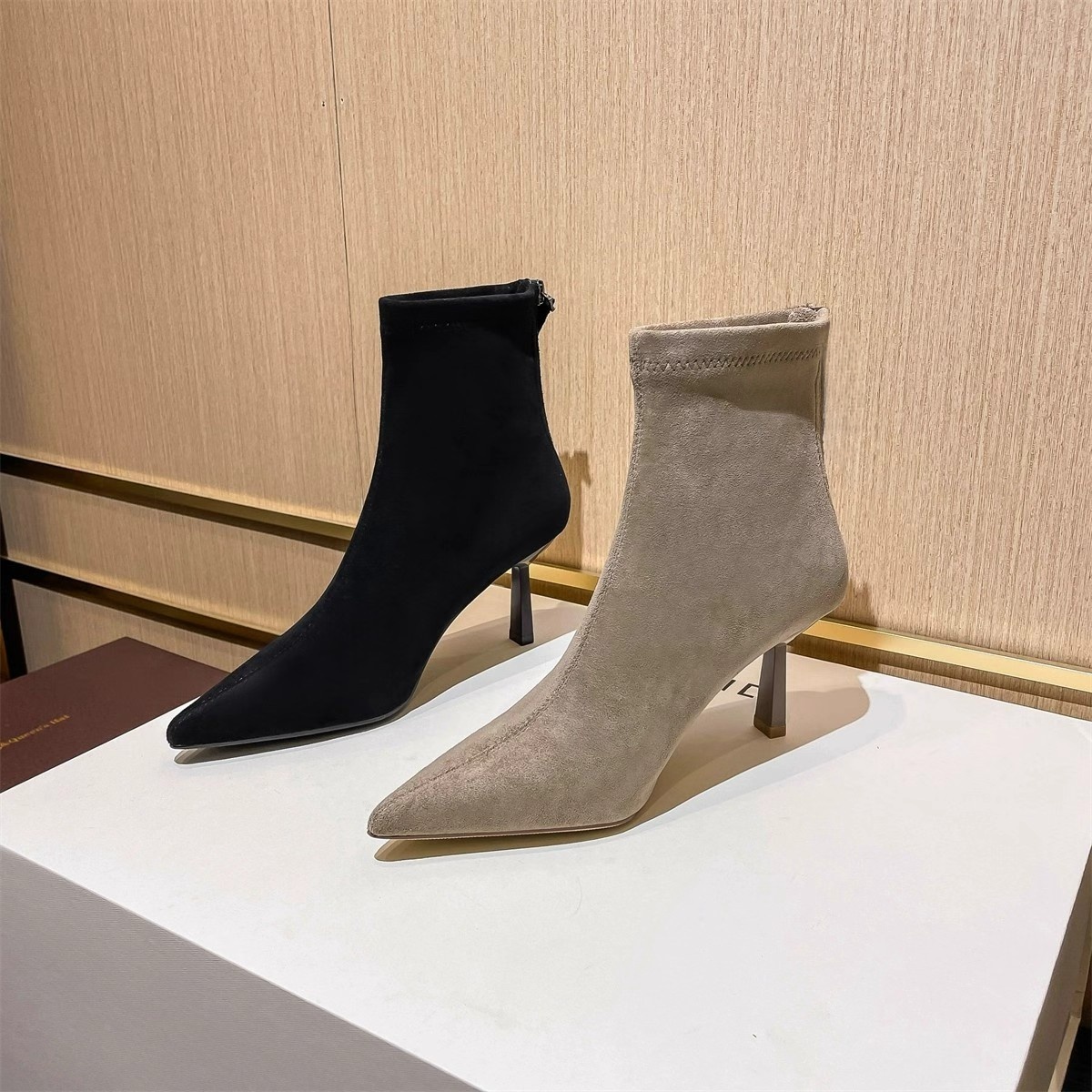 巨显瘦~尖头女人味绒面尖头瘦瘦靴细跟高跟短靴弹力靴后拉链女靴