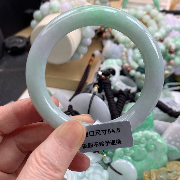 翡翠手镯未镶嵌吊坠