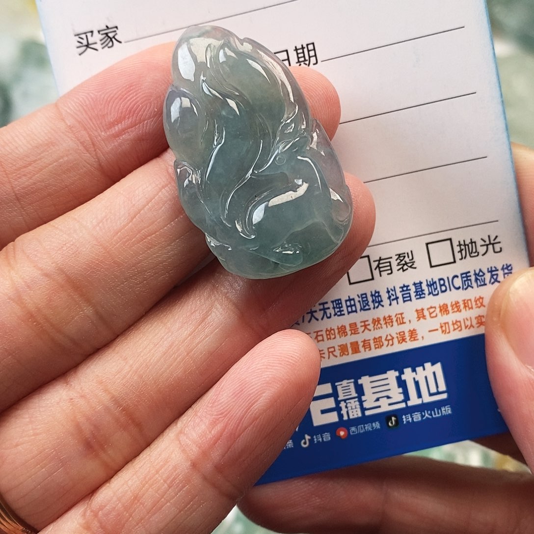 翡翠未镶嵌颈饰九尾狐