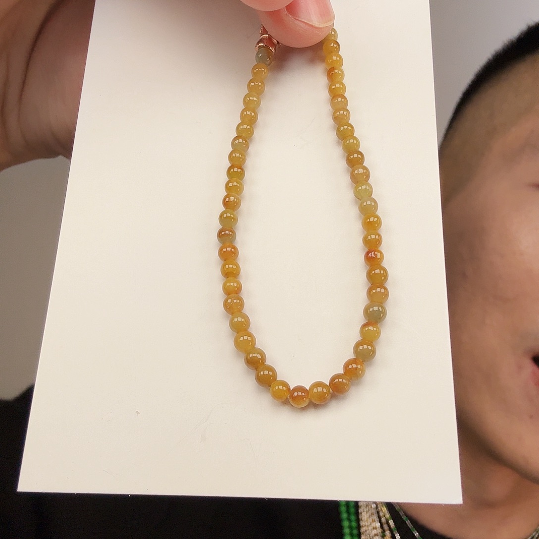 翡翠未镶嵌颈饰一件