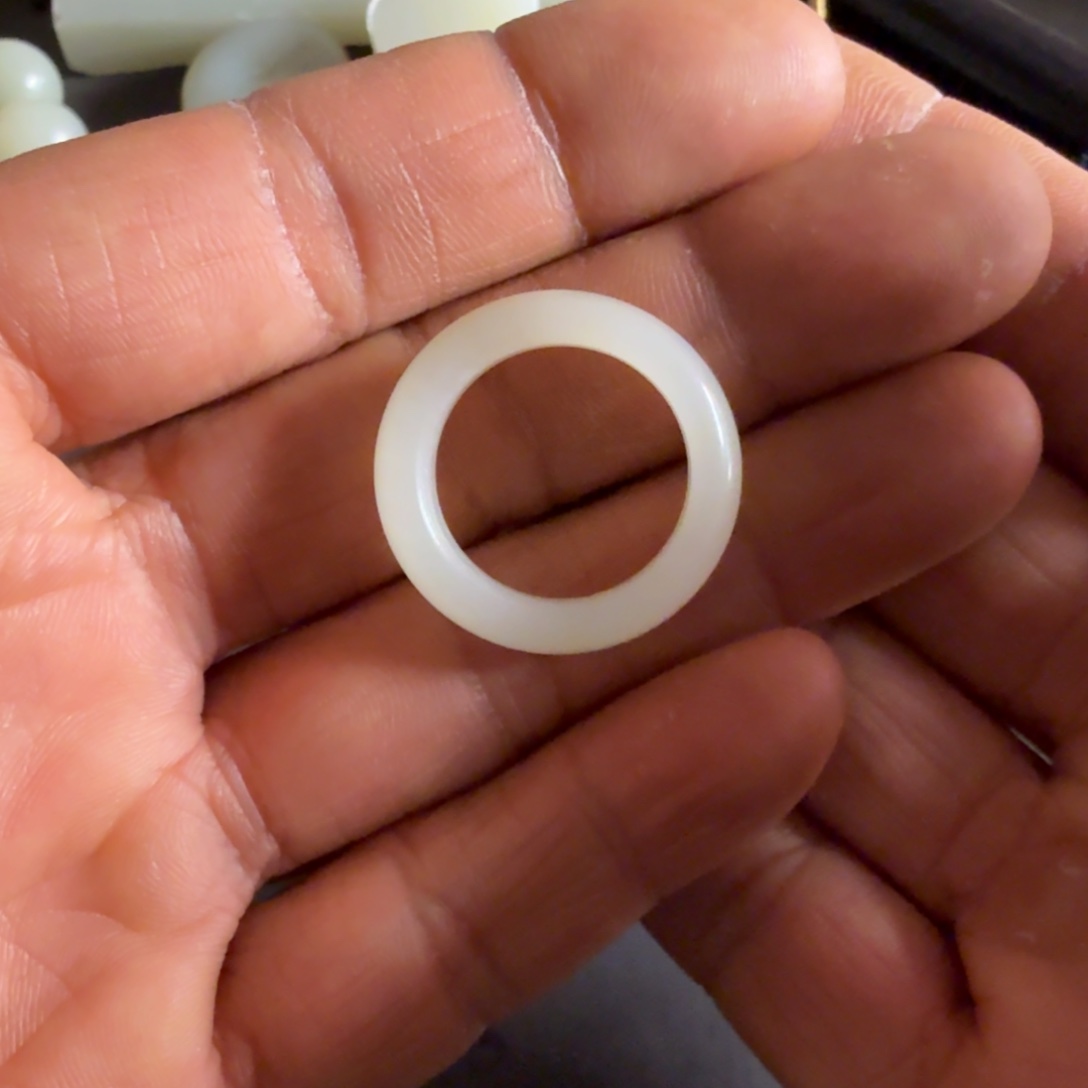 和田玉戒指未镶嵌?