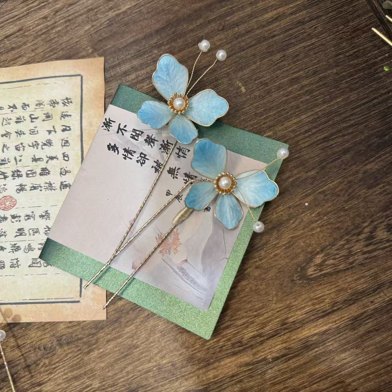 渐变蓝绒花蝴蝶小u两只。前尘梦古风汉服配饰
