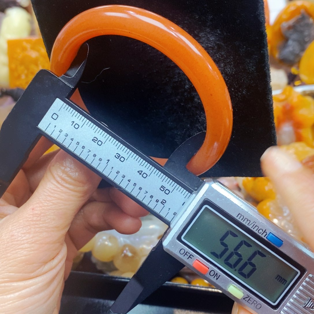 未镶嵌石英质玉（黄龙玉）颈饰