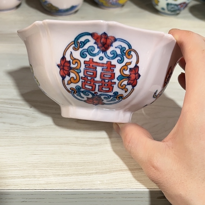 瓷片//////直径15厘米。红。