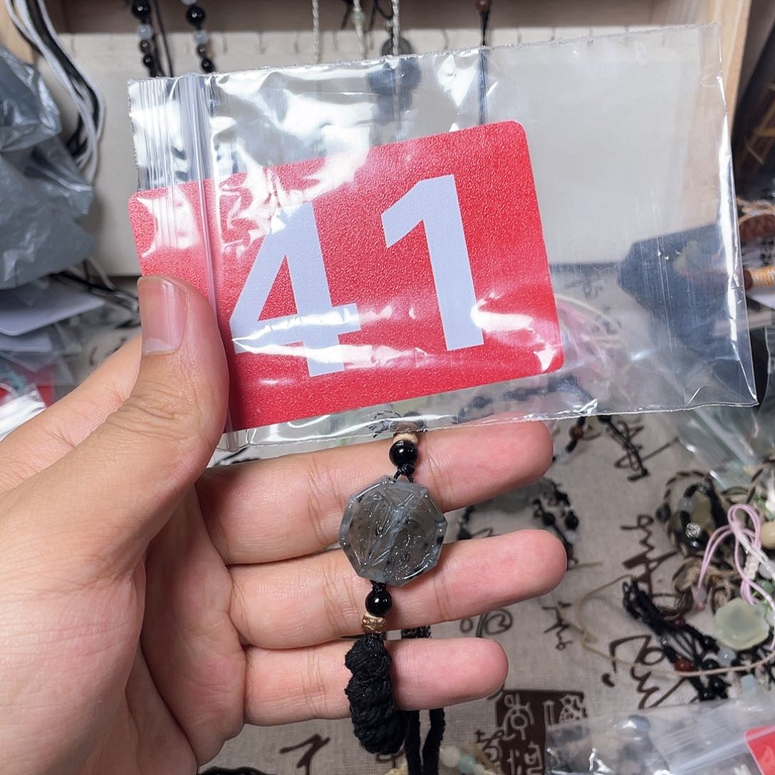 蛇纹石玉颈饰合金