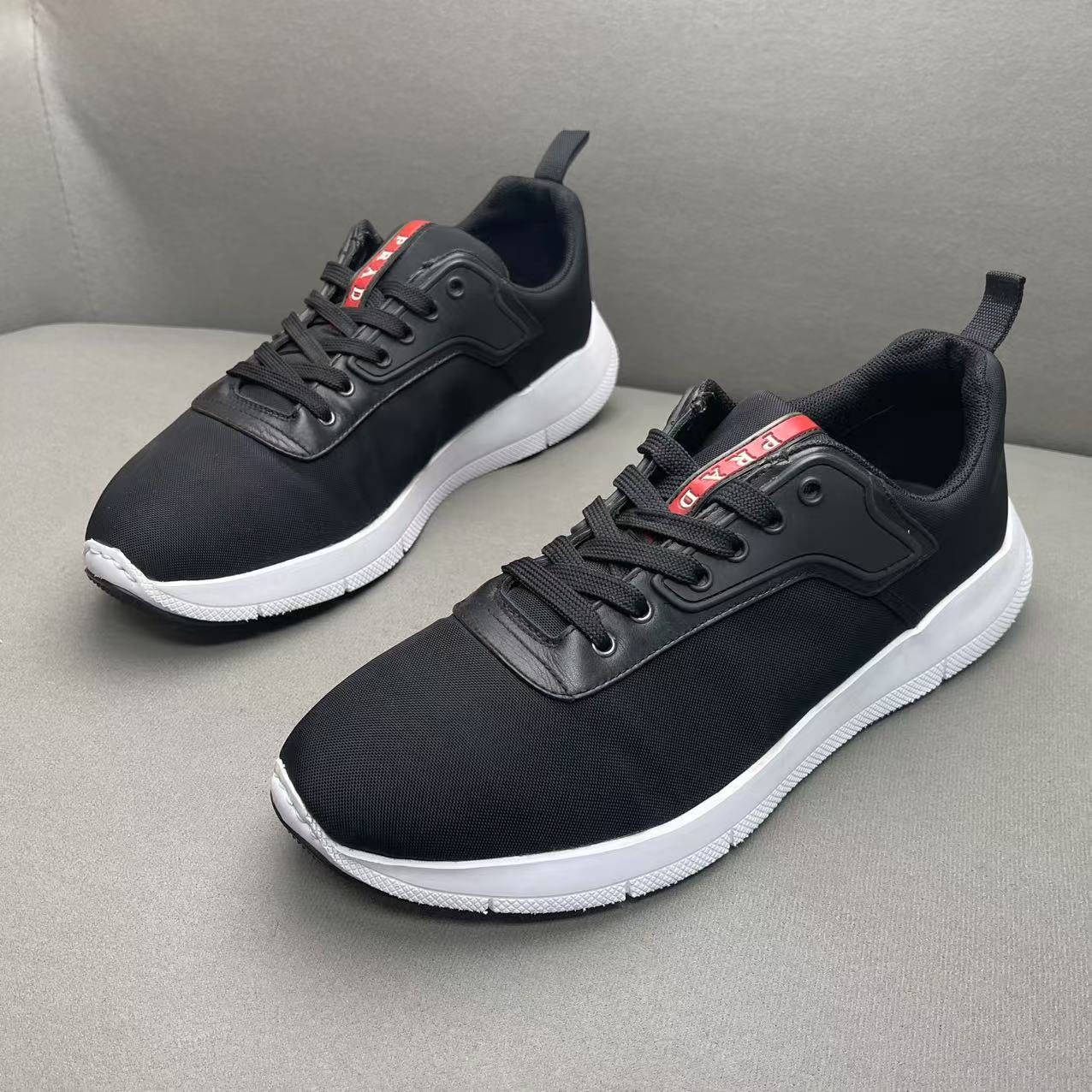 95新 Prada/普拉达 黑面白底鞋舌红标logo时尚百搭运动鞋 42码