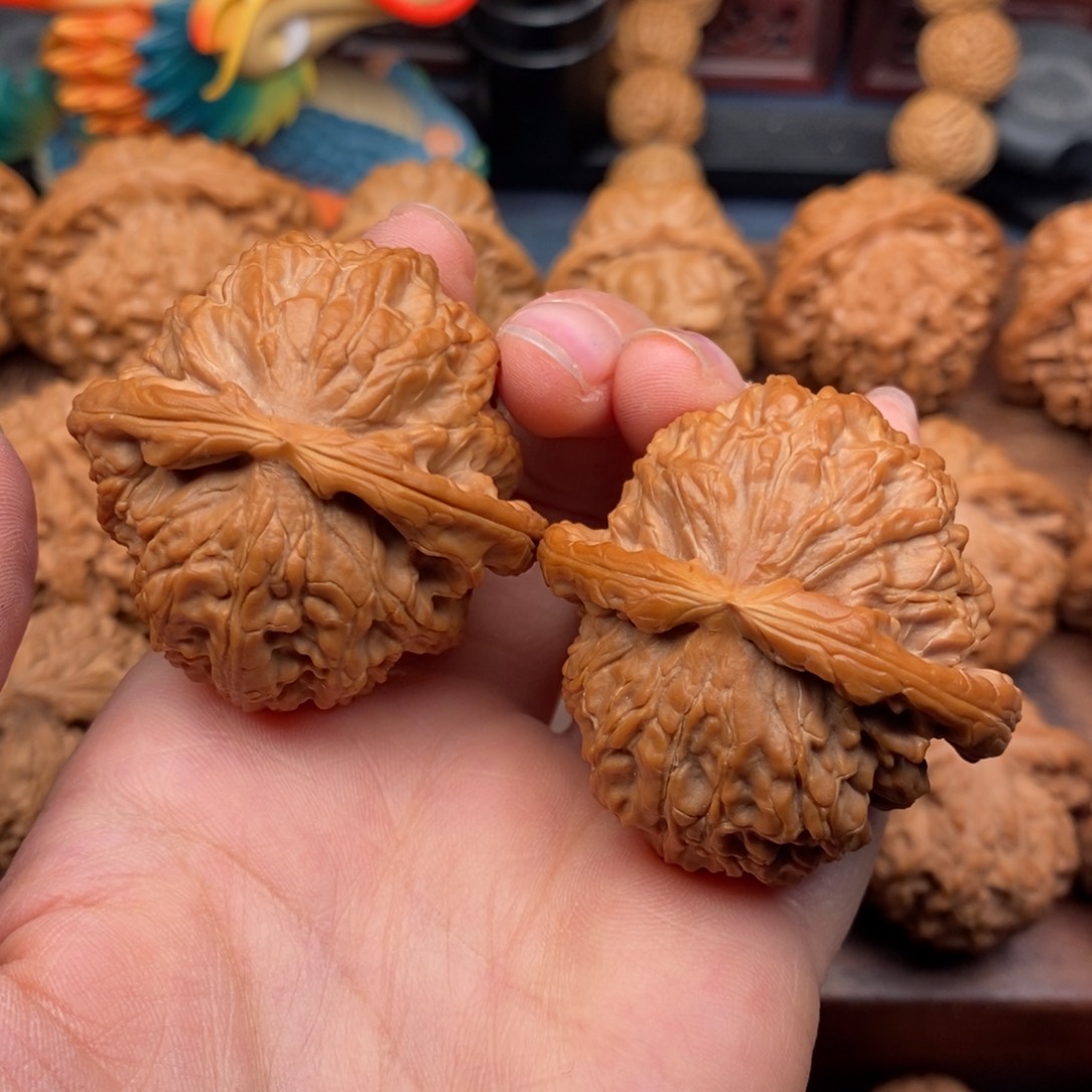 文玩核桃把件43闷尖球白，同树红皮，卡姿兰底