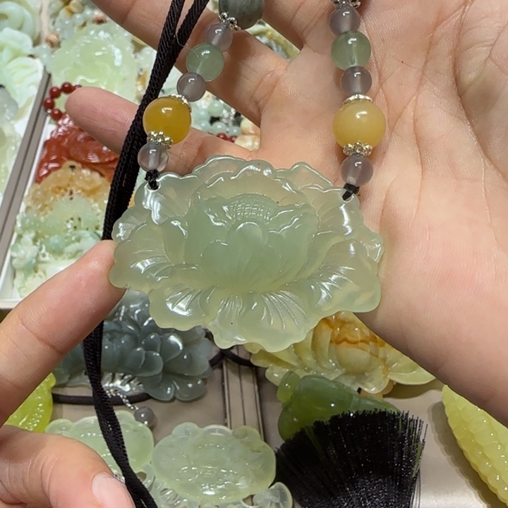 蛇纹石玉吊坠未镶嵌