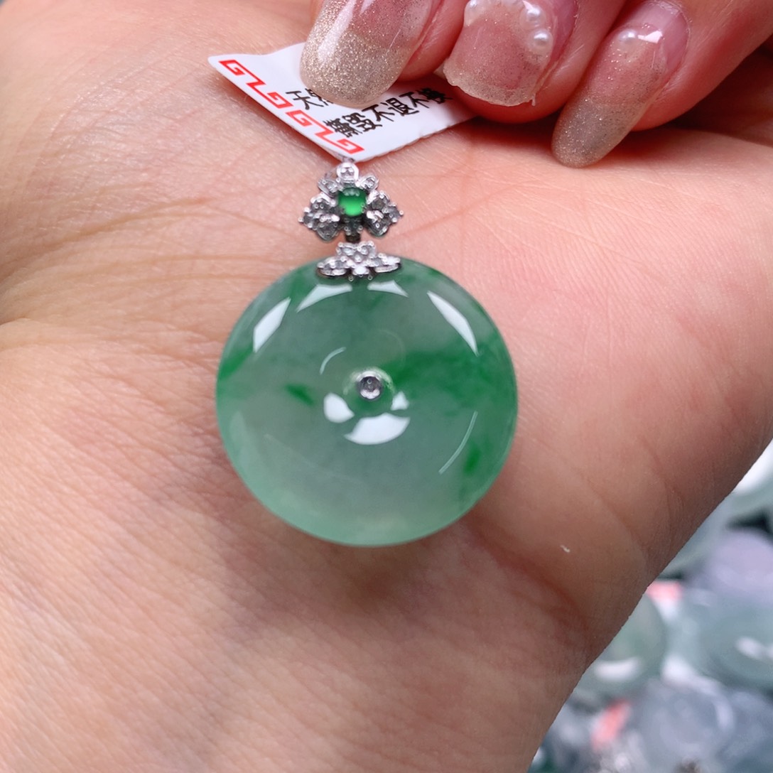 翡翠颈饰18K金镶嵌天然翡翠