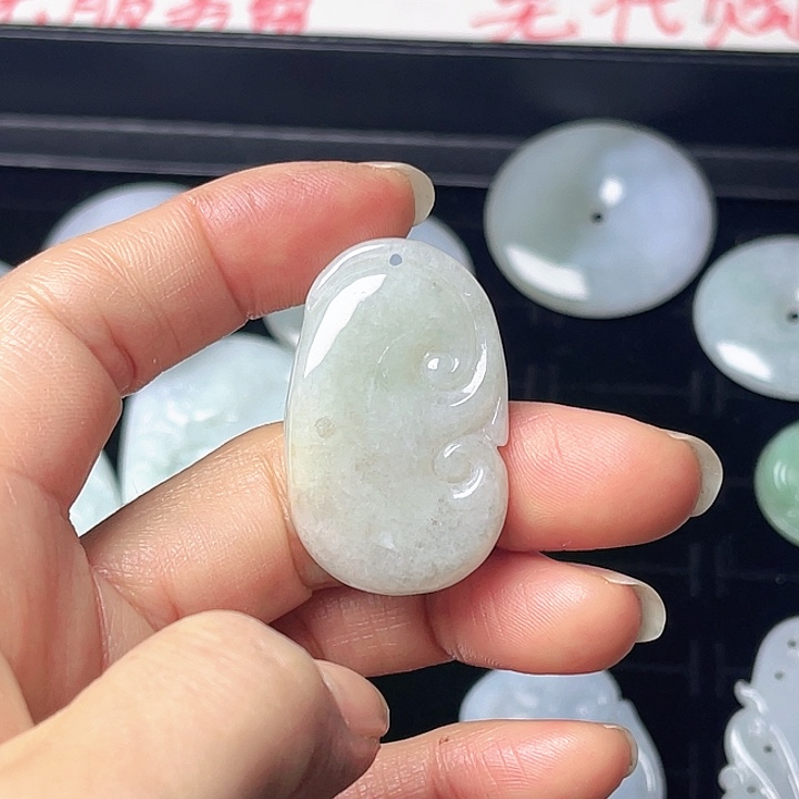 翡翠未镶嵌颈饰如意