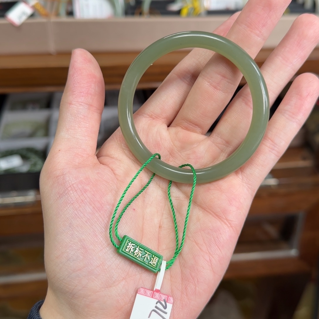 和田玉未镶嵌手镯