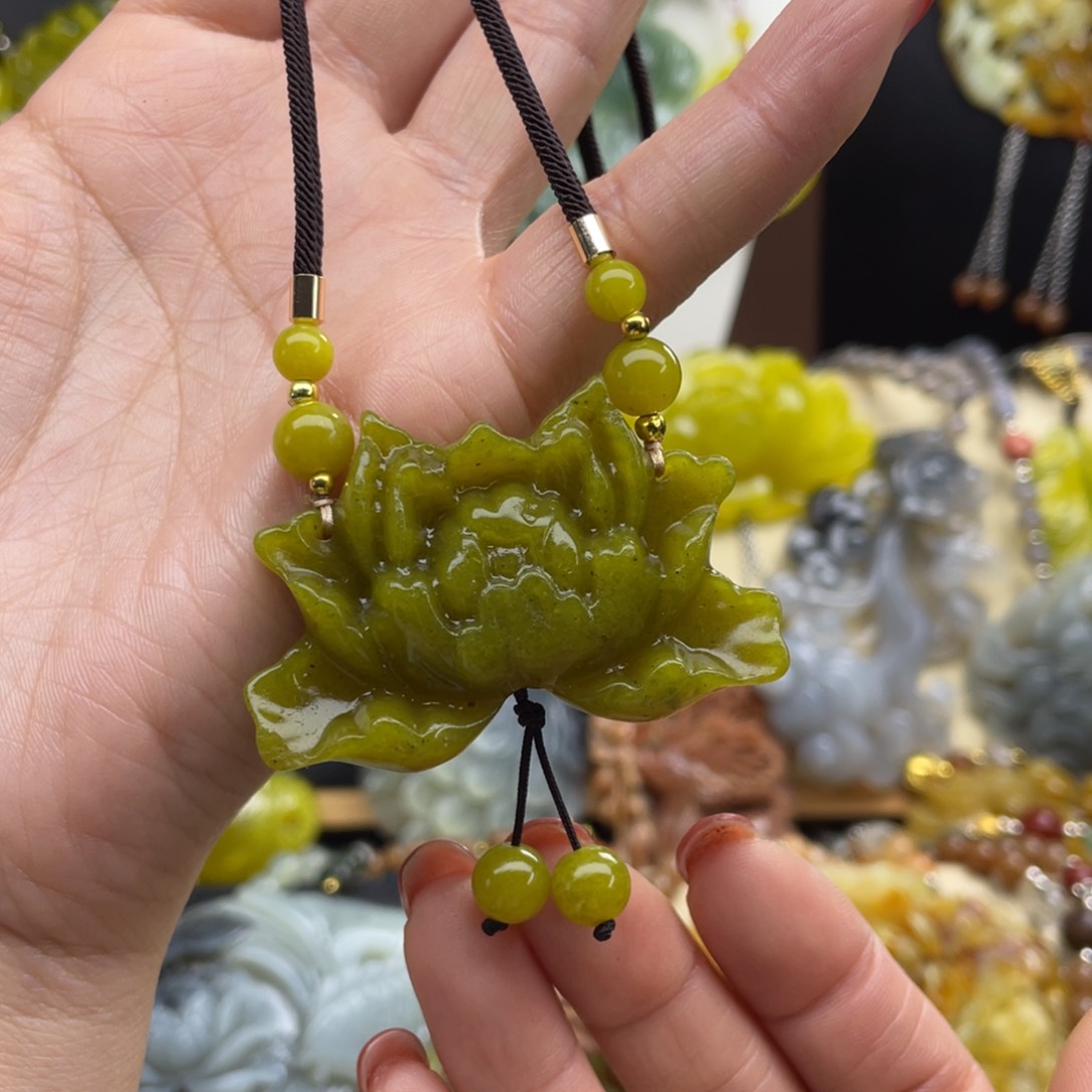 未镶嵌蛇纹石玉颈饰