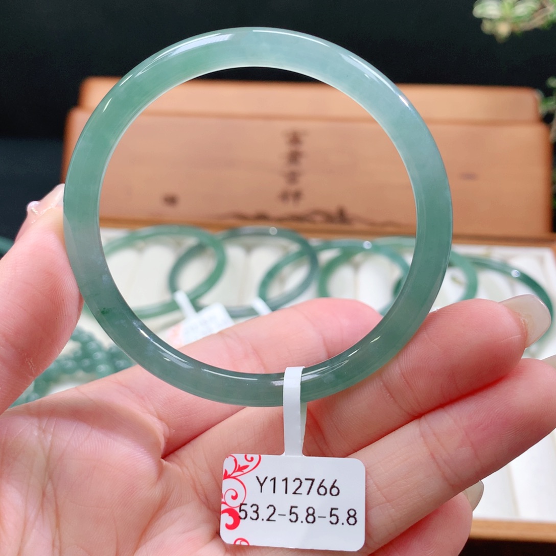 翡翠手镯未镶嵌天然