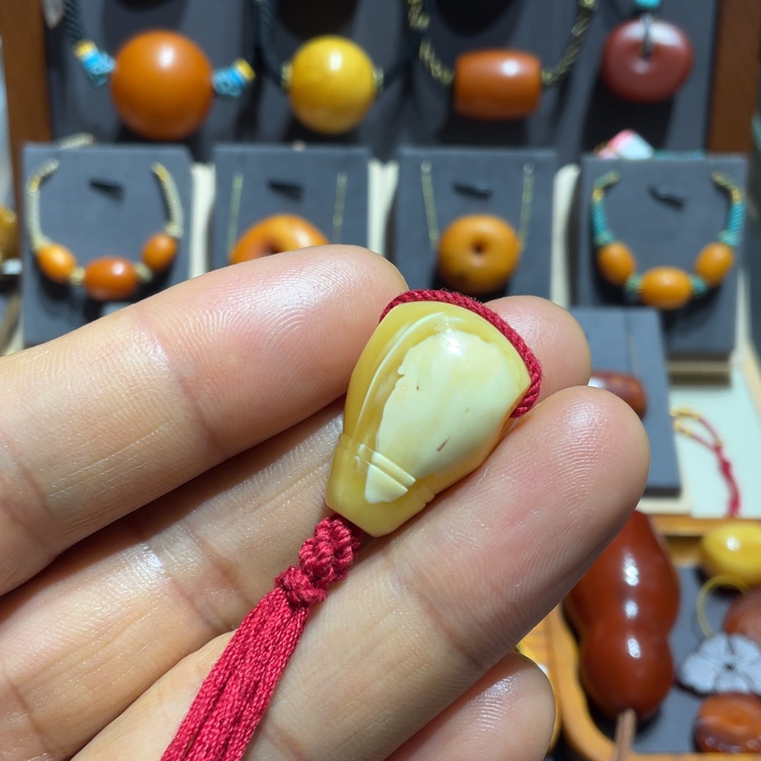 琥珀颈饰未镶嵌天然白花蜡佛塔三通，厚14.6