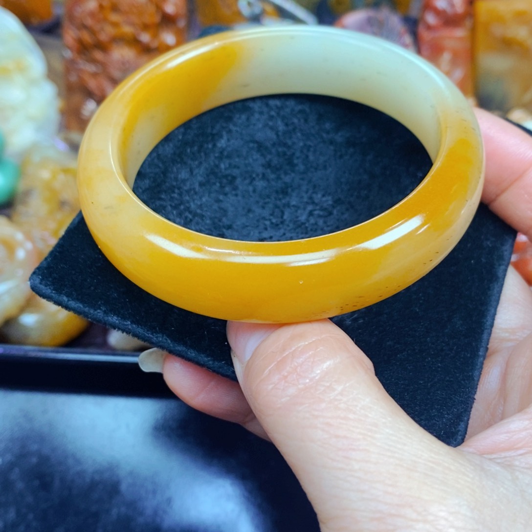 未镶嵌石英质玉（黄龙玉）颈饰