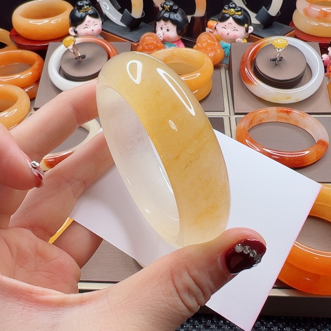 尔***。石英质玉（黄龙玉）未镶嵌手镯有矿点