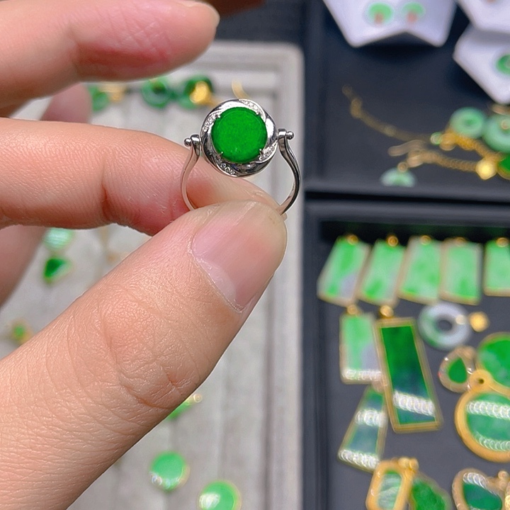 翡翠戒指18K金镶嵌天然翡翠