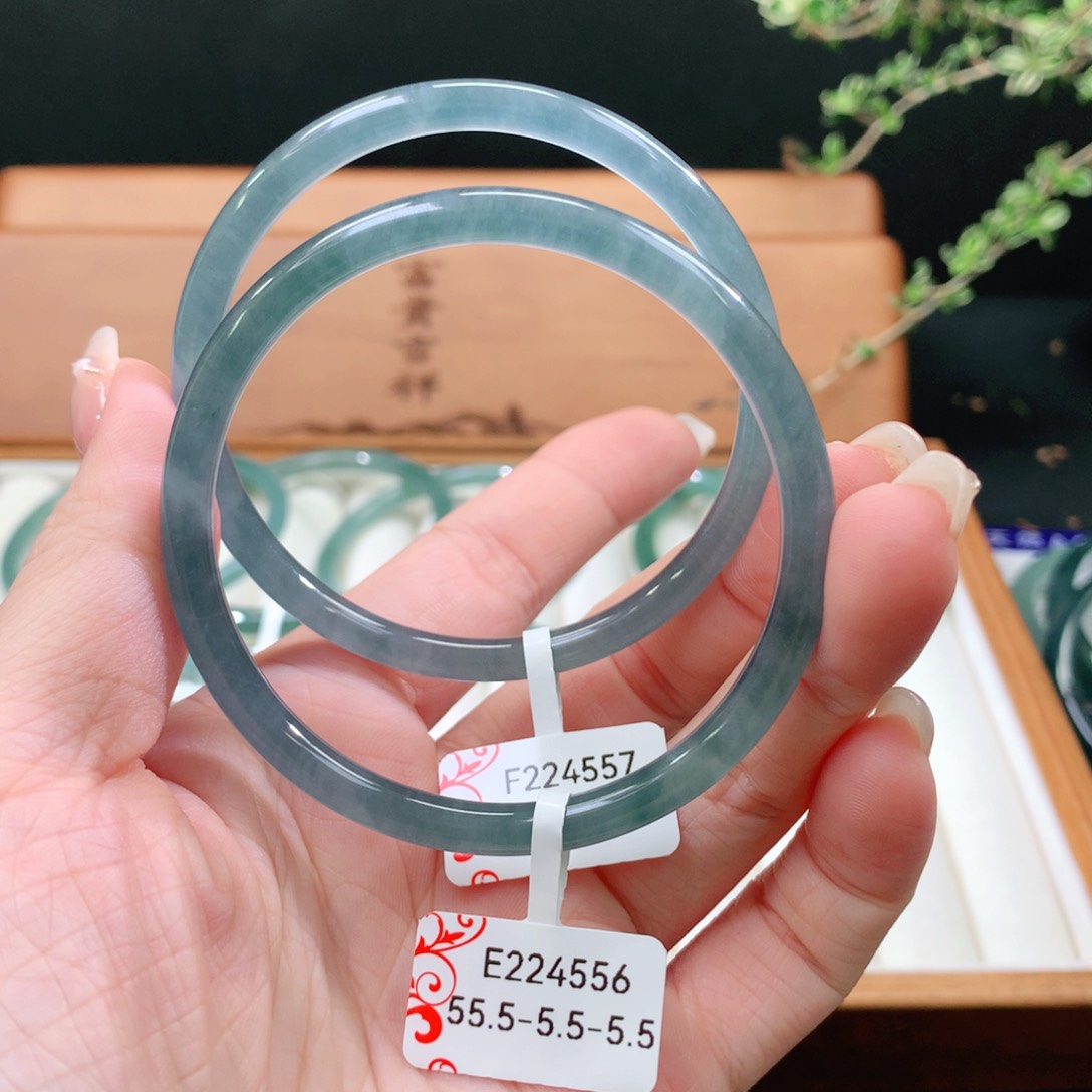 翡翠手镯未镶嵌天然
