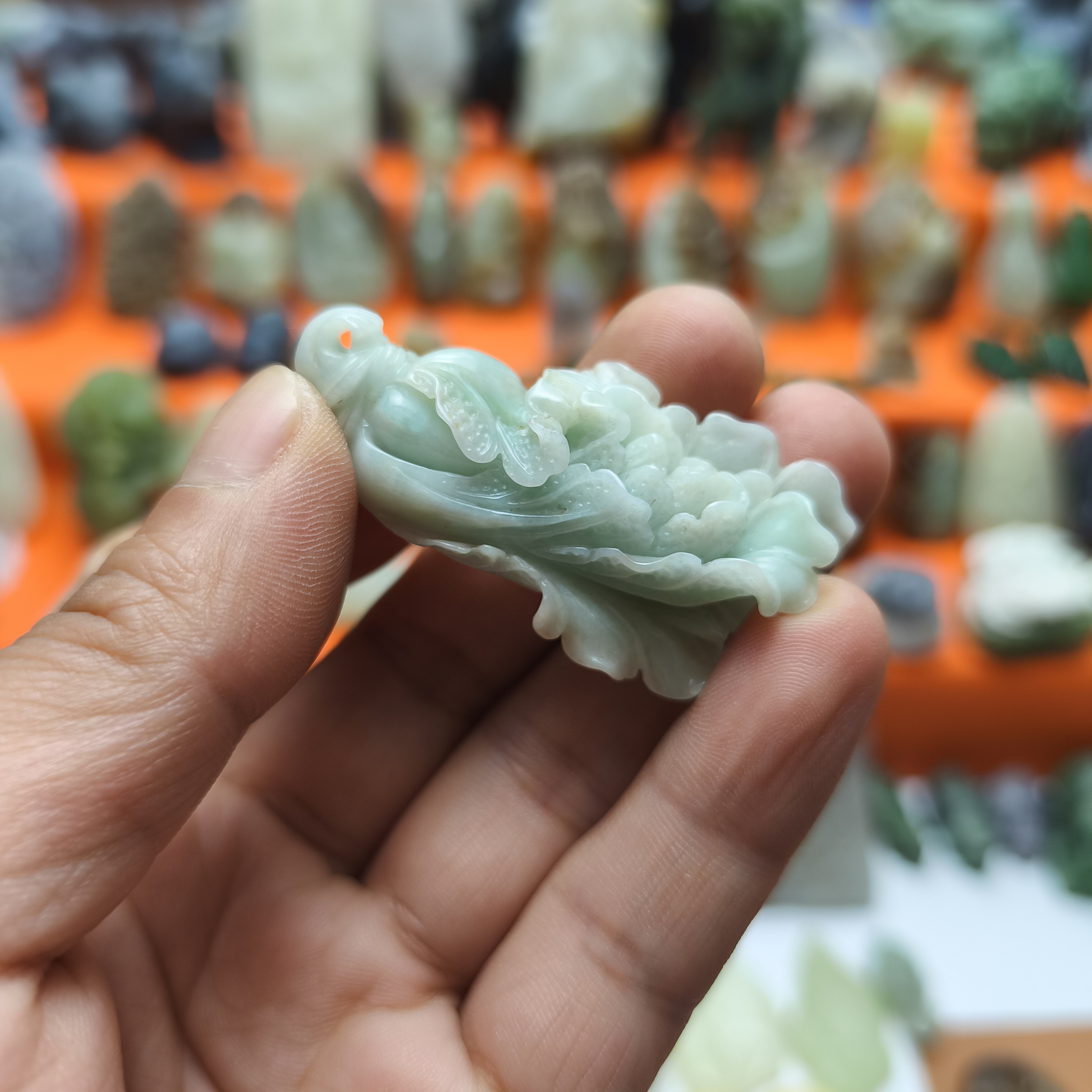 【纯天然缅甸A货翡翠】纯手工雕刻，瓷白底。白菜挂件