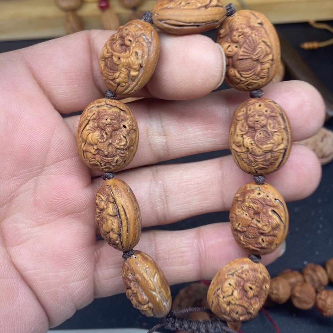 桃核雕刻财神手串