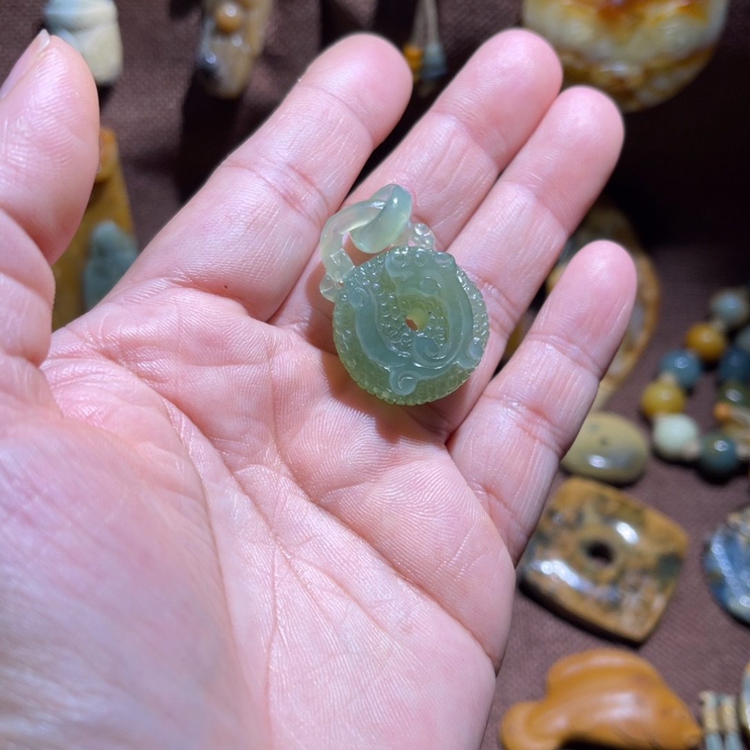 蛇纹石玉未镶嵌颈饰