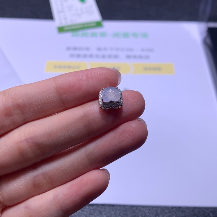 18K金镶嵌挂件翡翠