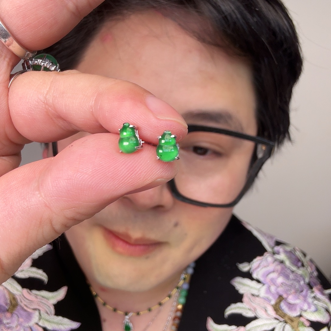 翡翠未镶嵌颈饰一对