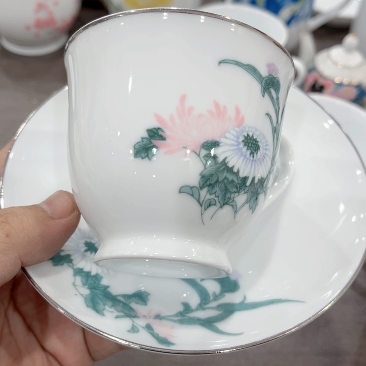 碟釉下五彩的瓷器和