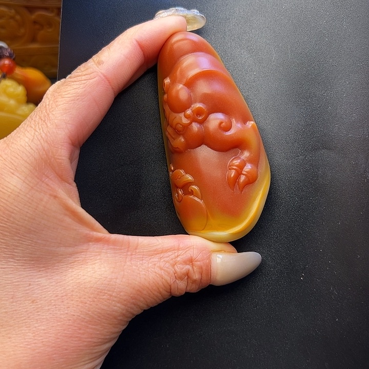 石英质玉未镶嵌黄蜡石手把件桂****。