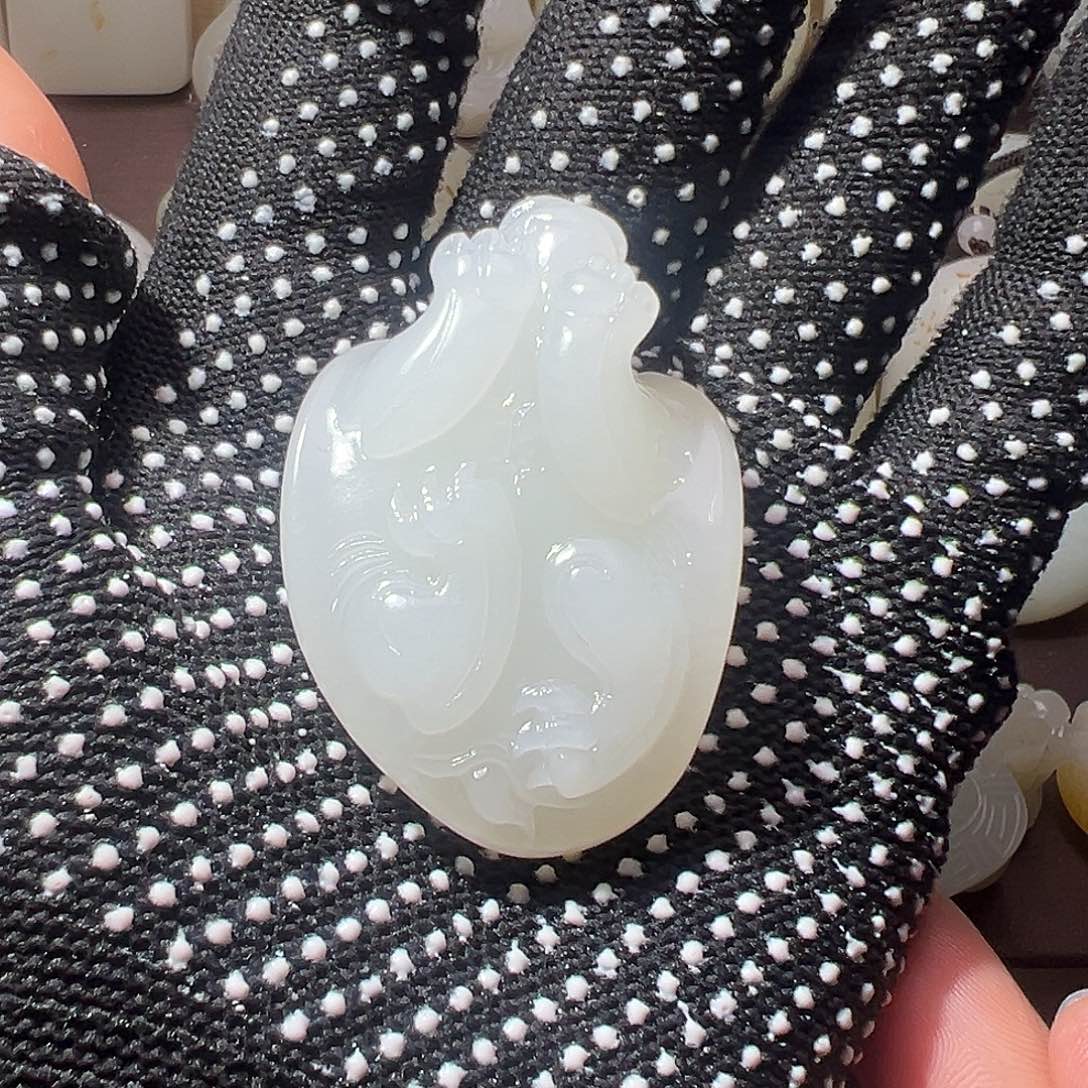 小***葛和田玉未镶嵌颈饰