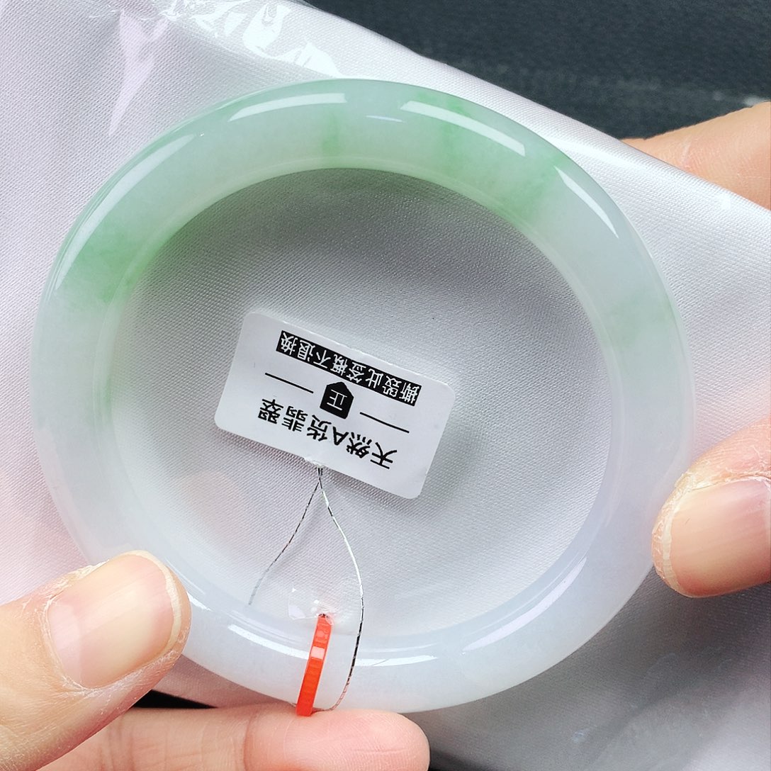 翡翠手镯未镶嵌55圈