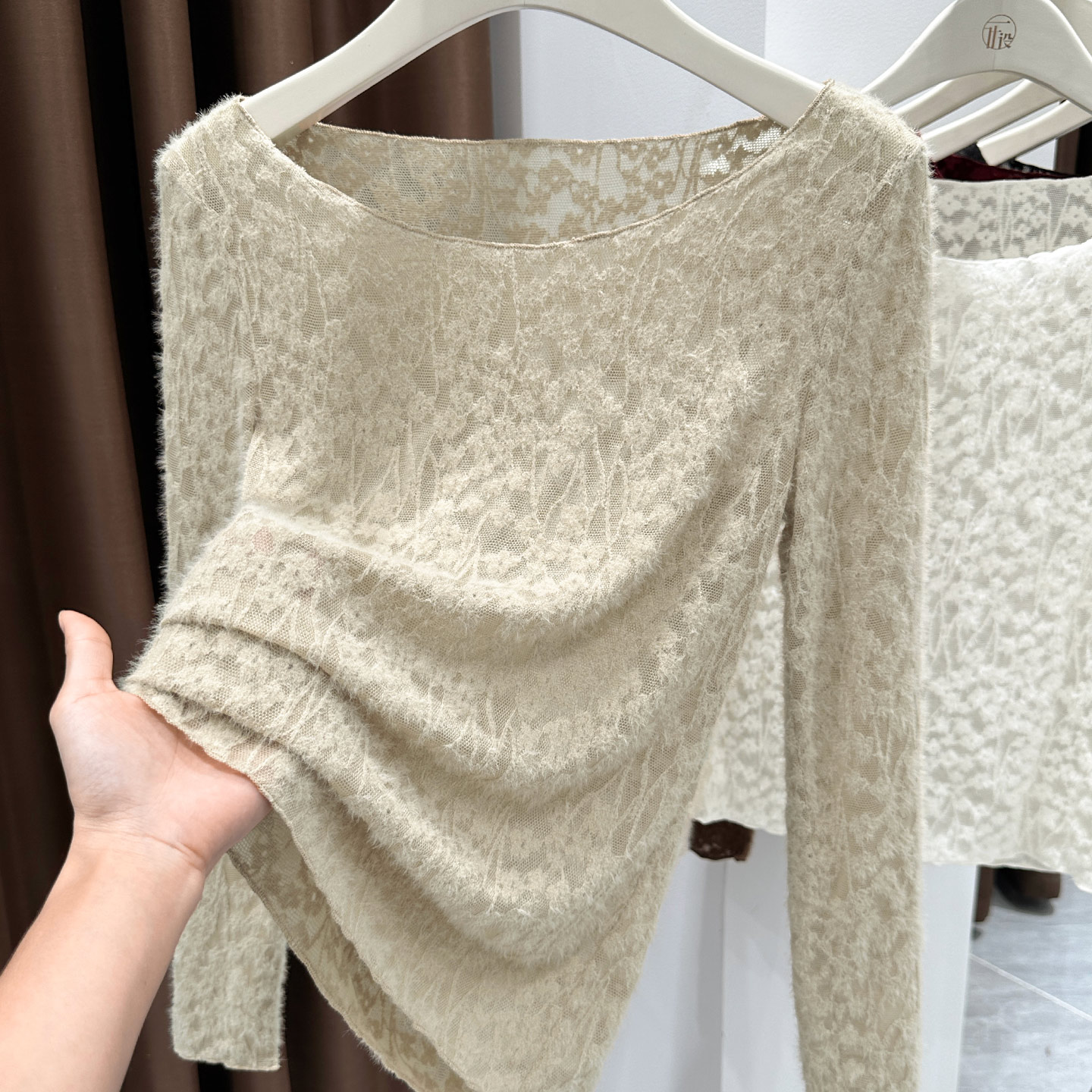 美式复古精致花纹蕾丝一字领露肩打底衫女秋冬磨毛大圆领内搭上衣