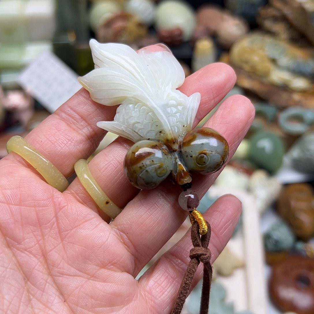 岫玉未镶嵌颈饰花玉俏色金鱼