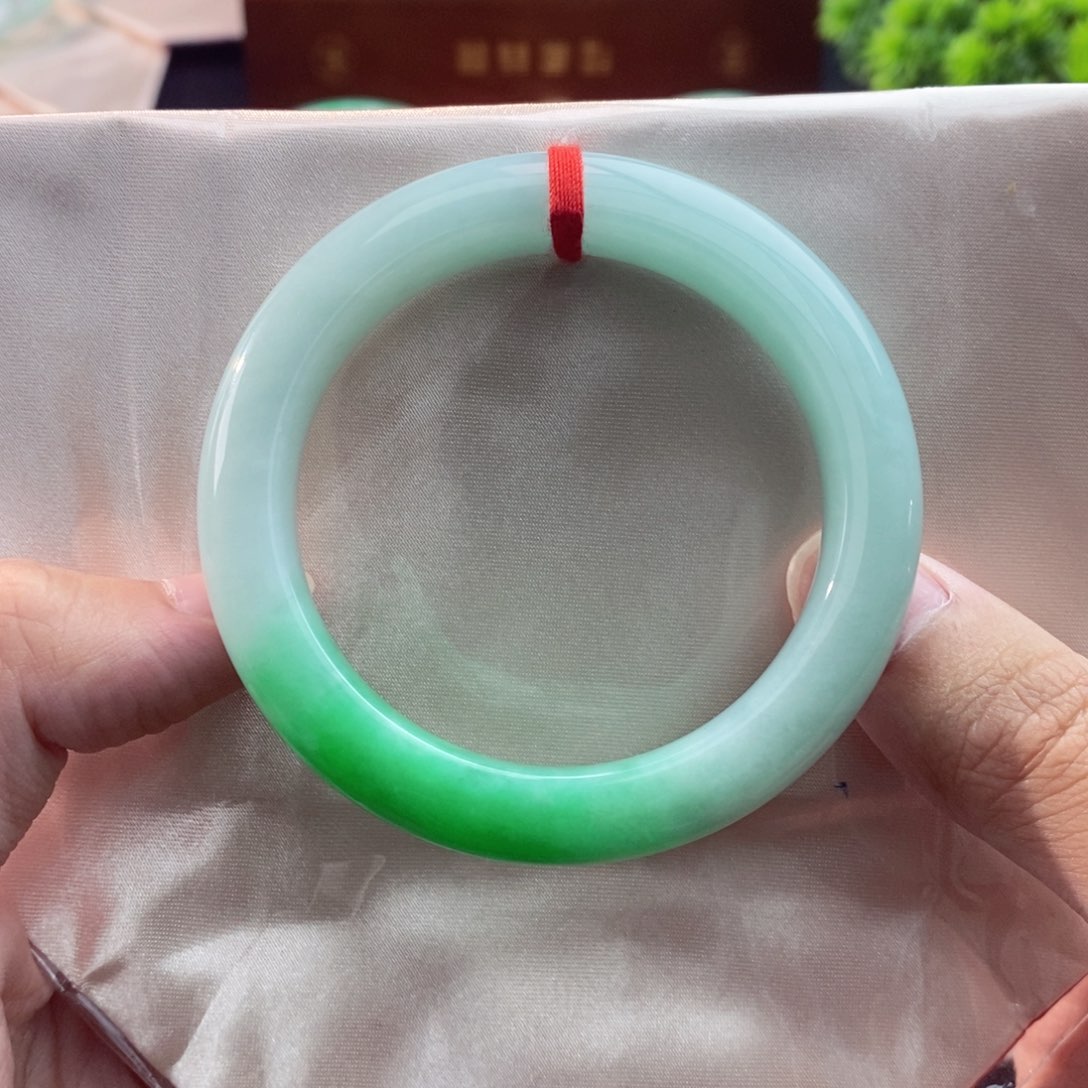 翡翠手镯未镶嵌翡翠手镯