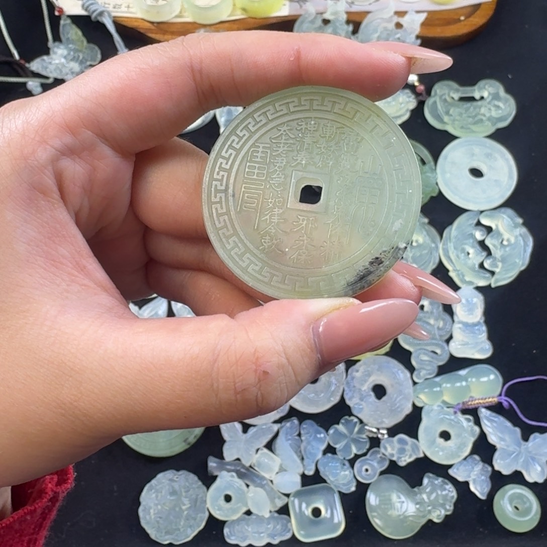 杨***。蛇纹石玉合金颈饰