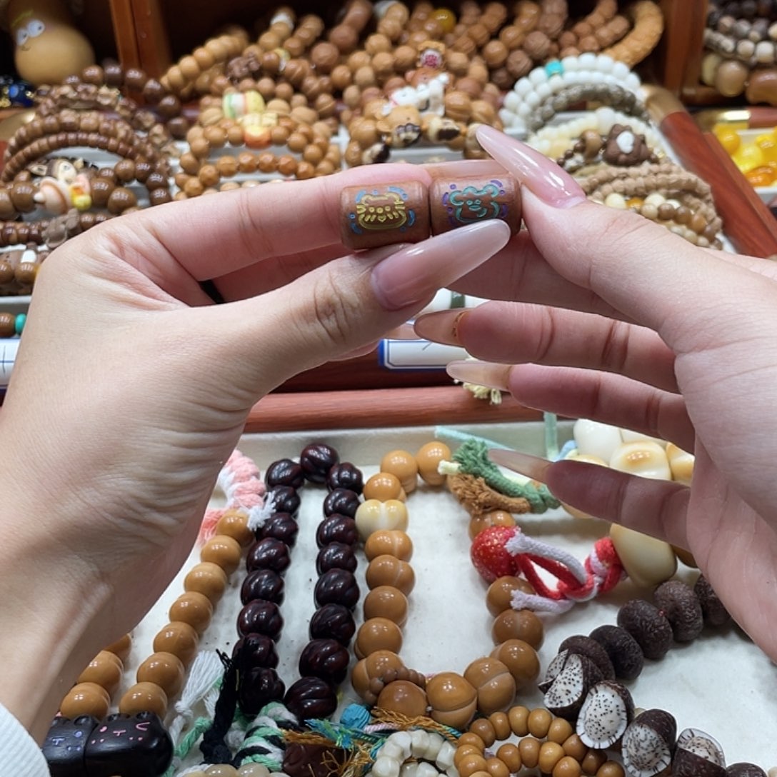 贡木配饰给粉和红绳子