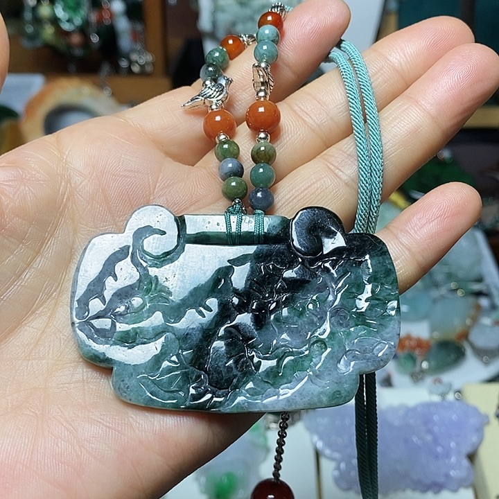 翡翠未镶嵌吊坠(赠链)