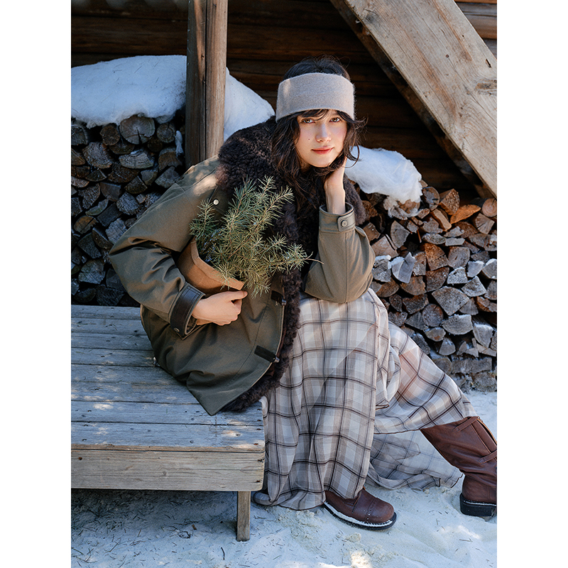 独束大码女装【雪原牧歌】复古撞色翻领羊羔毛领羽绒服25DS84458