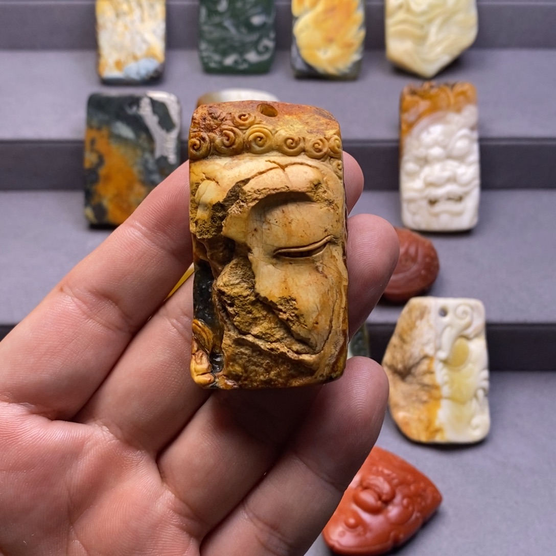 杨***生岫玉未镶嵌颈饰挂件