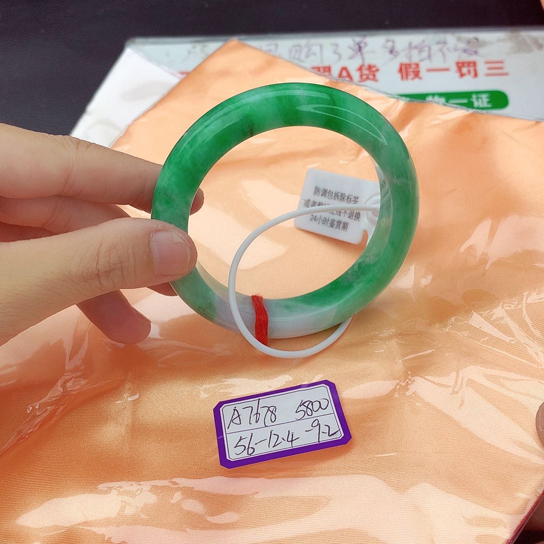 翡翠手镯未镶嵌翡翠