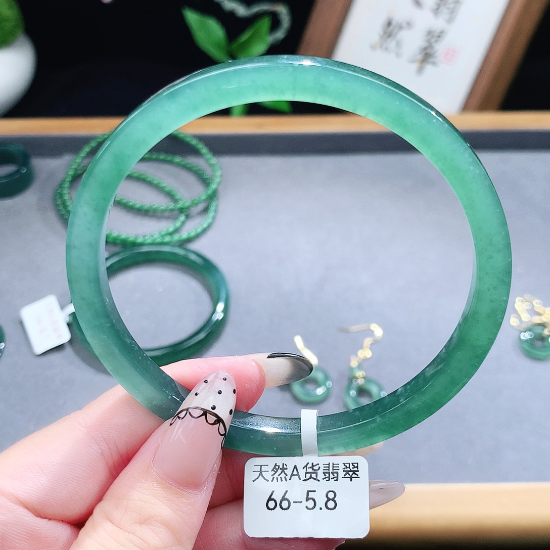 翡翠手镯（圆镯）未镶嵌