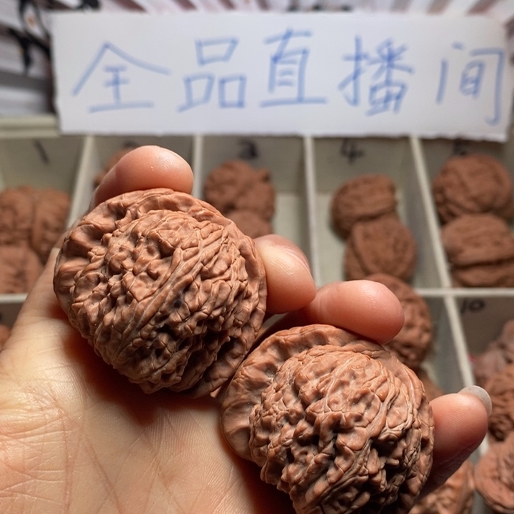 文玩核桃吊坠白狮子