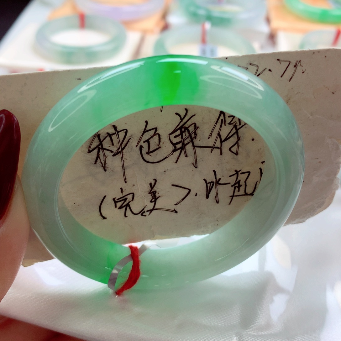 翡翠手镯未镶嵌师妹