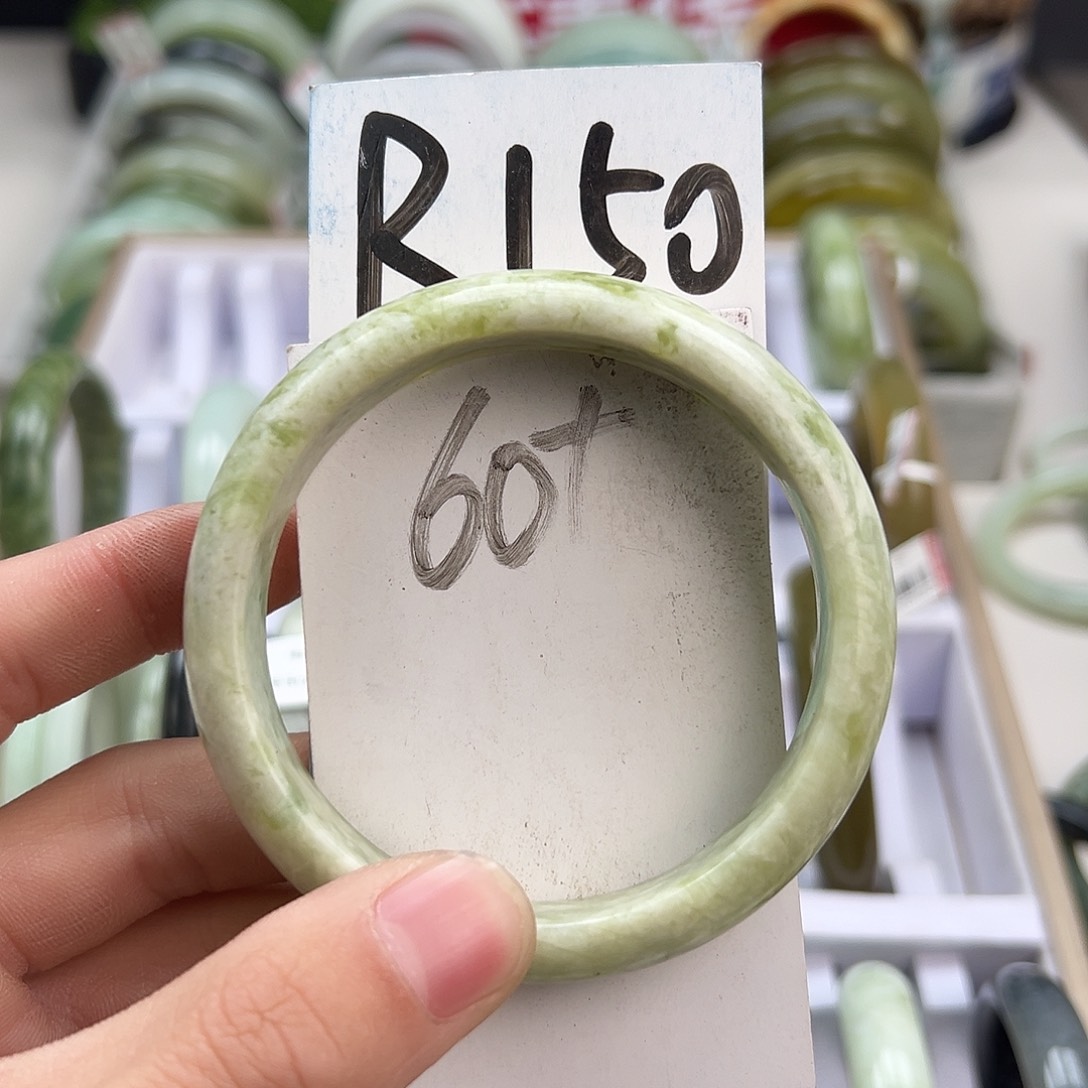 岫玉手镯未镶嵌天然岫玉微瑕，可以正常佩戴