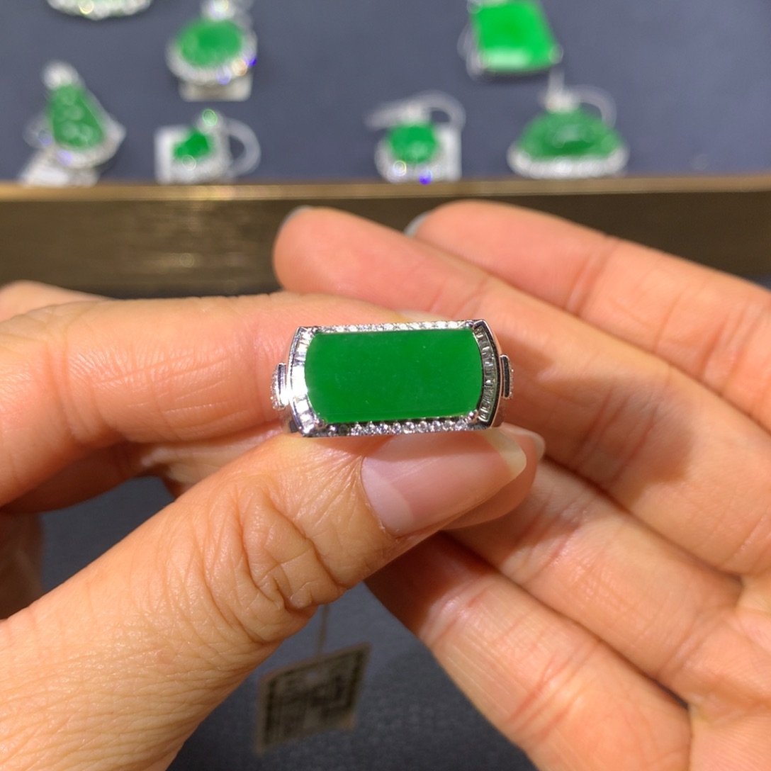 翡翠戒指18K金镶嵌翡翠