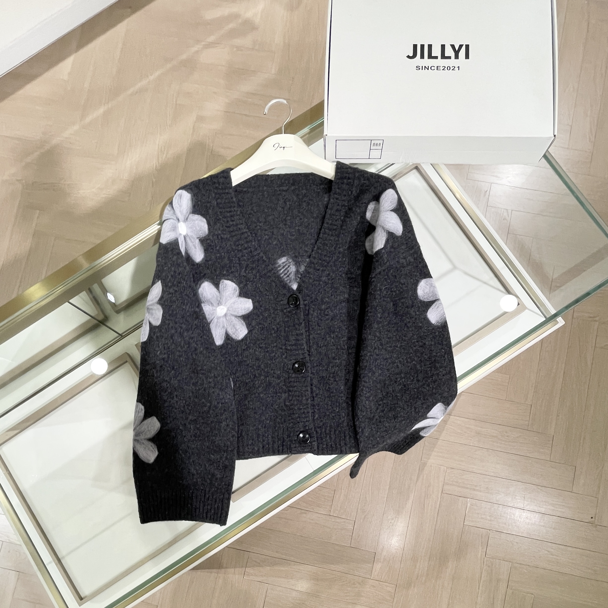 JILLYI珠海店【糖霜花朵】灰色深V领植绒花朵装饰时尚百搭针织开衫