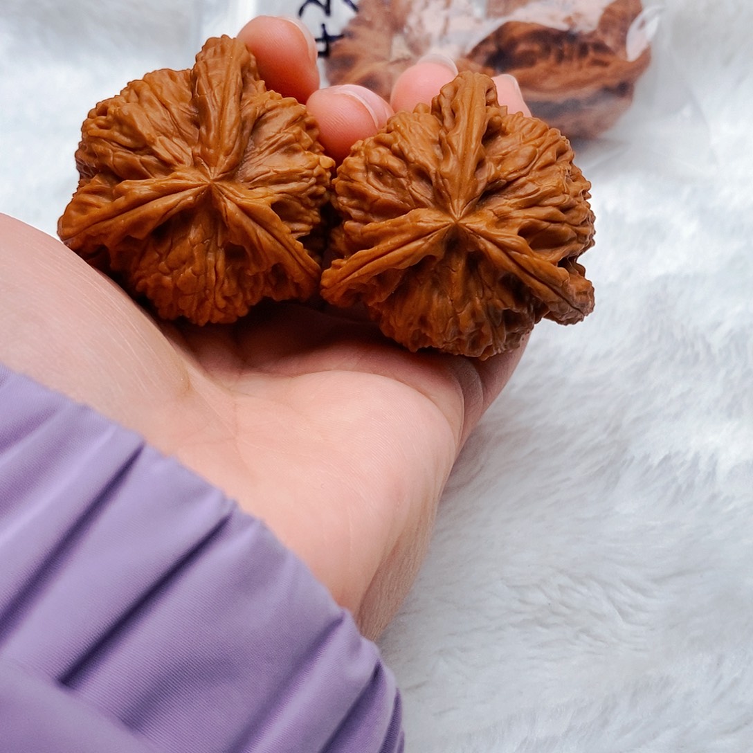 做***生文玩核桃吊坠三棱